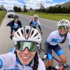 Ana Vivar (i), Daniela Pulecio, Marcela Peñafiel y Natalia Vásquez (d) durante su primer entrenamiento en las carreteras colombianas.