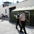 Ayer, en el Centro de Detención Provisional de El Inca hubo hermetismo sobre lo ocurrido. En el círculo, el guía penitenciario atacado por los reos.