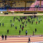 Los hinchas bajaron desde la localidad de preferencia para ir en contra de los árbitros del juego entre Deportivo Quito y Espoli