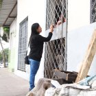 La tía de la víctima, Bryan Alvarado Tapia, recibe el consuelo de sus vecinos.