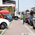 Los dueños de los locales obstruyen calles y veredas, algo que la ciudadanía denuncia con frecuencia.