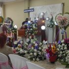 Entre decenas de ramos de flores recordaron las cualidades de la estudiante fallecida en el siniestro.