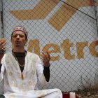 El vidente llegó hasta una de las estaciones del sur de Quito para hacer el ritual.