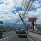 En Cumbayá, un camión se llevó la madeja de cables. Los ‘tallarines’ quedaron en la vía y los postes, de 

ambos lados, se 

quebraron.