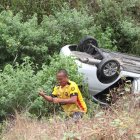 El conductor del carro se hizo 'humo'. Dos grúas sacaron ayudaron a retirar el automotor.