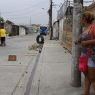 Una vela, en memoria de los dos jóvenes abatidos, seguía encendida durante la tarde del domingo. Esta estaba cubierta por un cajón de madera para evitar que se apague.