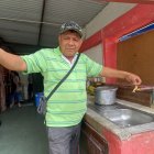 Ramón Ávila, a las 12:10 del miércoles 10 de agosto, seguía esperando que cayera agua de las llaves de su negocio.