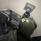 En un dormitorio encontraron una de las armas decomisadas.