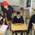 Jennifer, Darío y Ángel muestran los implementos que les han facilitado el aprendizaje.