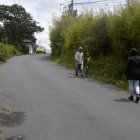 Los habitantes deben caminar por el asfalto y estar pendientes de los carros.