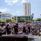 Miles de personas se dieron cita para despedir al periodista.