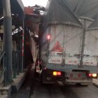 Camión destrozó una parada de la Metrovía.