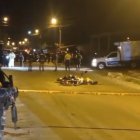 Uno de los cuerpos quedó en media calle, debajo de una motocicleta.