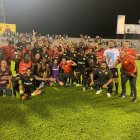 En la celebración oriental por la victoria sobre 9 de Octubre, el Polaco (d) lució una camiseta con la imagen de su padre.