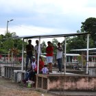 Algunos prefieren ubicarse sobre las tumbas del cementerio que está a un costado de la cancha para alentar a sus equipos.