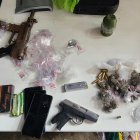 Una pistola y una subametralladora fueron encontradas durante este allanamiento en el Puerto Principal.