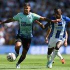 Moisés Caicedo (d) tuvo una destacada actuación con el Brighton, en el duelo ante el New Castle.