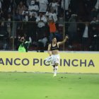 Alexander Alvarado, con un doblete, guió a los albos en la victoria sobre el Bombillo.