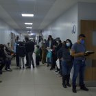 En el IESS Quito Sur se mantienen 10 ventanillas para agendar citas médicas.