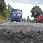La última vez que se pavimentó esta calle fue hace 20 años. El flujo  vehicular es pesado.