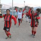 Lidia Mera, con el trofeo en mano, lideró el festejo de las chicas de Balacop como las Supercampeonas.