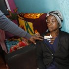 La madre de Roxana, una de las fallecidas en la explosión, también quedó afectada.