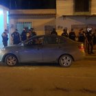 El cuerpo que estaba dentro del carro presentaba ocho heridas de bala en la zona torácica.