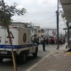 La víctima quedó tendida sobre un parterre. Los lugareños contaron que oyeron al menos seis detonaciones de arma de fuego.