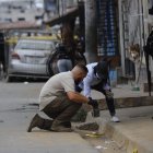 Los especialistas buscaban rastros para establecer qué explosivos se utilizaron en el atentado que dejó cinco fallecidos y más de veinte heridos.