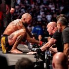 Chito Vera conversando con el presidente de la UFC, Dana White, luego de vencer a Dominick Cruz.