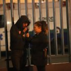 Familiares de la víctima no podían creer lo sucedido. Esperaban noticias afuera de la casa de salud.