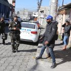 Los parientes exigían respuestas a los uniformados afuera de la cárcel.