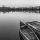 Madre se lanzó en canoa para buscar a joven pescador.
