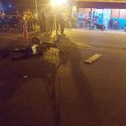 Uniformados encontraron en medio de la calzada la moto destruida y a las dos víctimas.