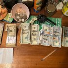 Dinero en efectivo, armas de fuego, un computador, celulares, entre las evidencias incautadas.