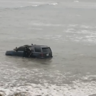 De acuerdo con los testigos del peculiar hecho, ciudadanos en aparente estado etílico ocupaban el vehículo de alta gama.