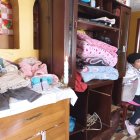 En Cotopaxi, la familia esperan por los cuerpos de madre, hija y la prima.