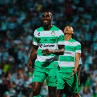 Con un cabezazo, el ecuatoriano sentenció la victoria para Santos Laguna.