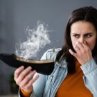 El bicarbonato puede disminuir el mal olor en los pies.