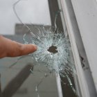 Tiros. Muchos destruyeron los ventanales, pero ninguna persona presentó lesiones.