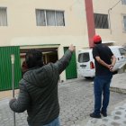 Los vecinos muestran los sitios baleados por los tres sujetos que llegaron en un carro.