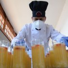 El rosero debe servirse frío. Primero se pone la fruta y luego se agrega el jugo.