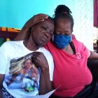 Mónica Medina no encuentra consuelo ante la muerte de su hija, Roxana Montaño.