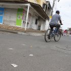 Al siguiente día aún se podían ver algunas cartas sobre la calzada.