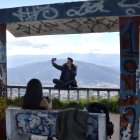 Los grafitis dañan las infraestructuras de los miradores.