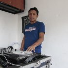 Édgar Lita construye carpas, pero en su tiempo libre hace transmisiones en vivo por Internet.