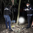 Personal de la Policía Nacional intentó buscar indicios, pero la oscuridad del sitio se los impidió.