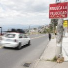 Pese a que existe un letrero para reducir la velocidad, los automotores hacen caso omiso.
