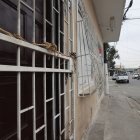 Producto del estallido  la puerta y ventana de esta casa quedaron destruidas. Colocaron un cerramiento provisional.