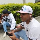 Vanessa Baque, esposa del occiso, recibe el consuelo de familiares.